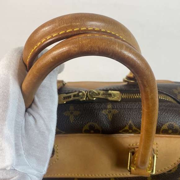 Authentic Louis Vuitton GM Duebe Monogram Canvis Hand bag. - Picture 7 of 11